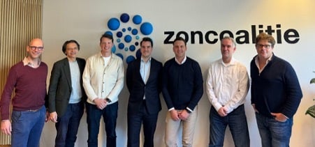 Deelnemers aan de eerste Sampre-discussielunch in gesprek over PV, batterij en laadinfra in commerciële vastgoedcontracten.