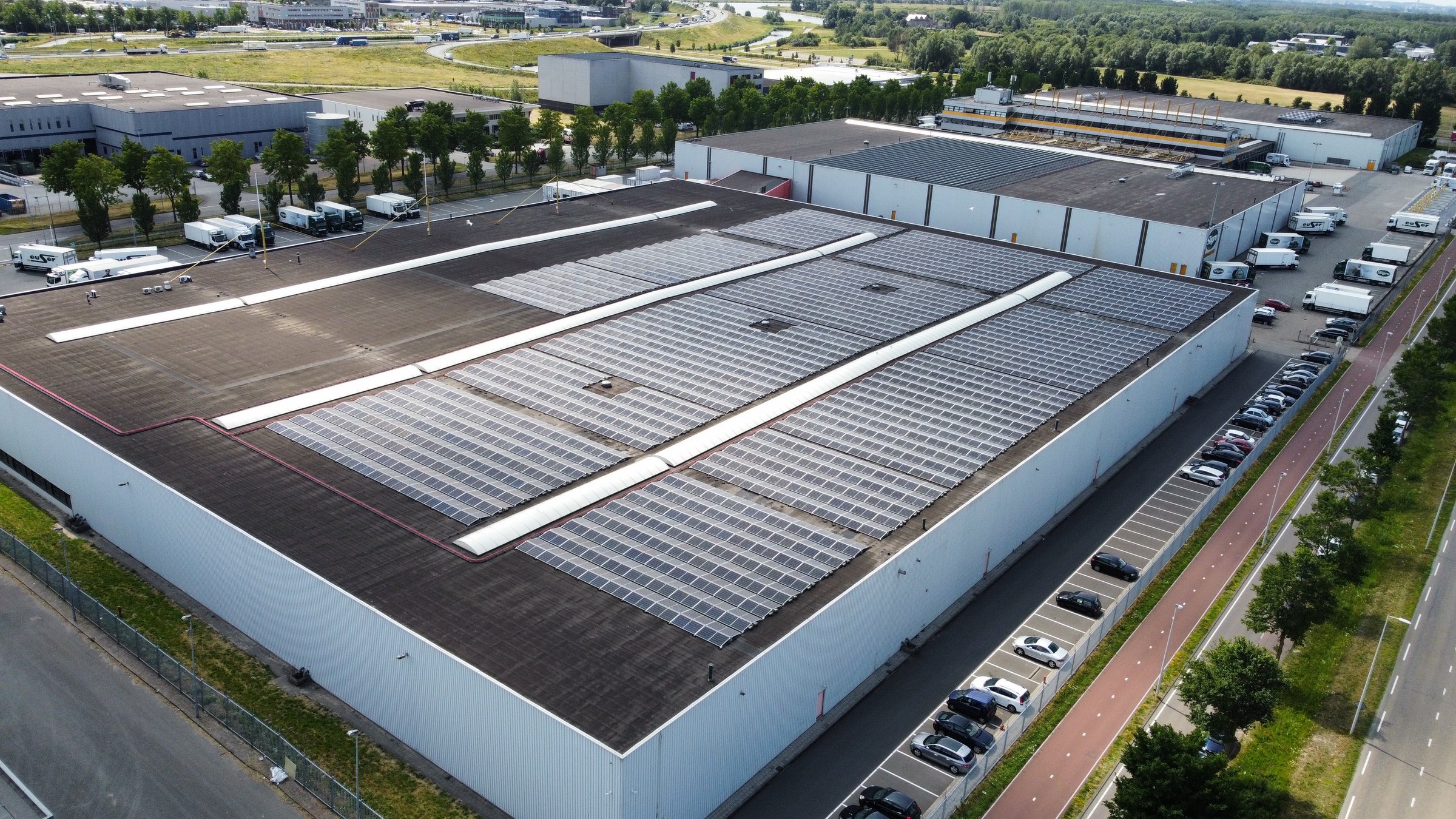 Zakelijke zonnepanelen op het dak van Sligro