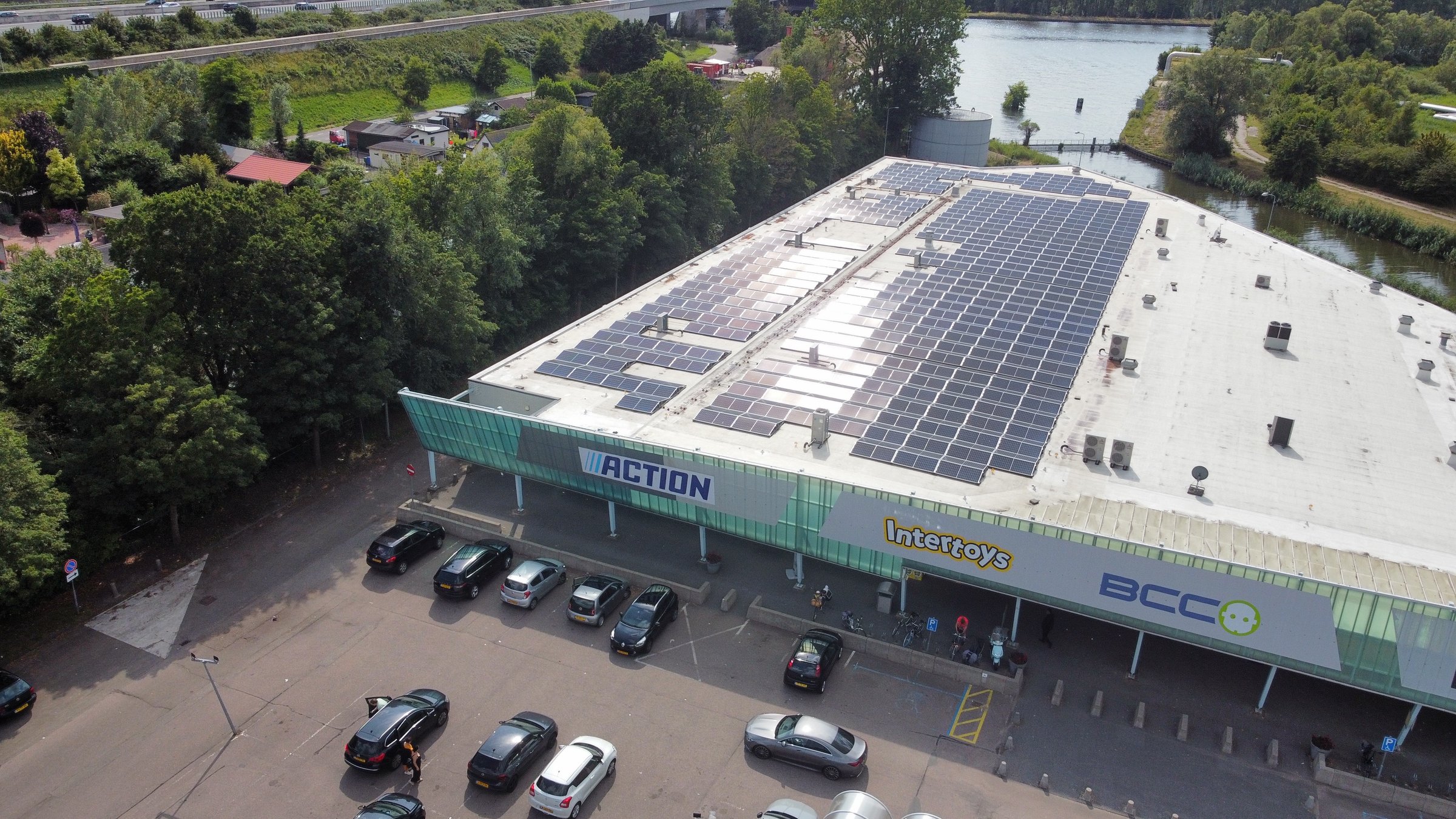 Zakelijke zonnepanelen op het dak van Maxis Muiden