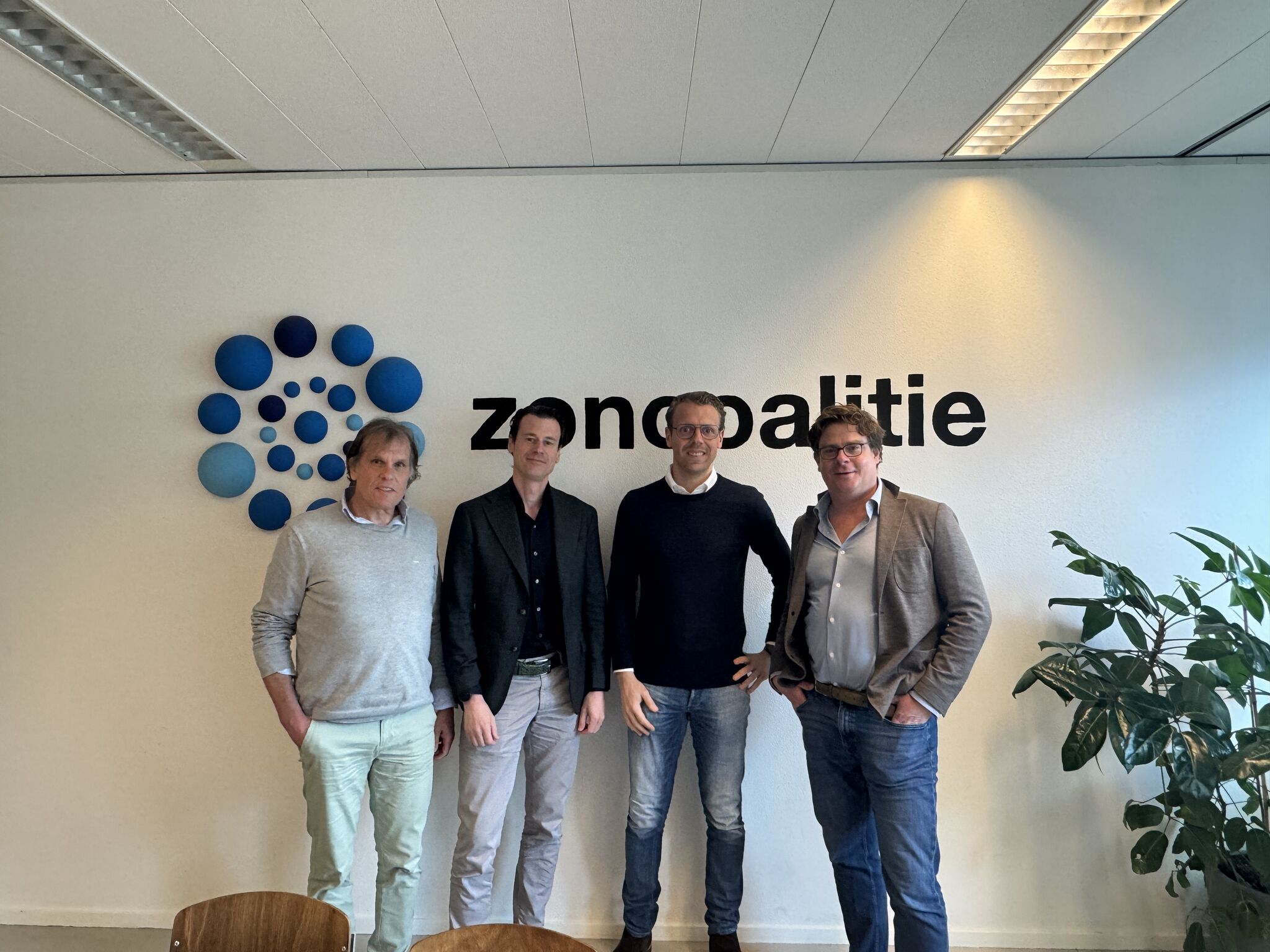 Deelnemers aan de eerste Sampre-discussielunch in gesprek over PV, batterij en laadinfra in commerciële vastgoedcontracten.