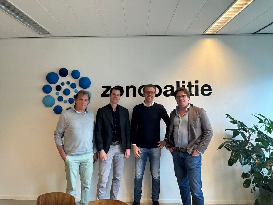 Deelnemers aan de eerste Sampre-discussielunch in gesprek over PV, batterij en laadinfra in commerciële vastgoedcontracten.