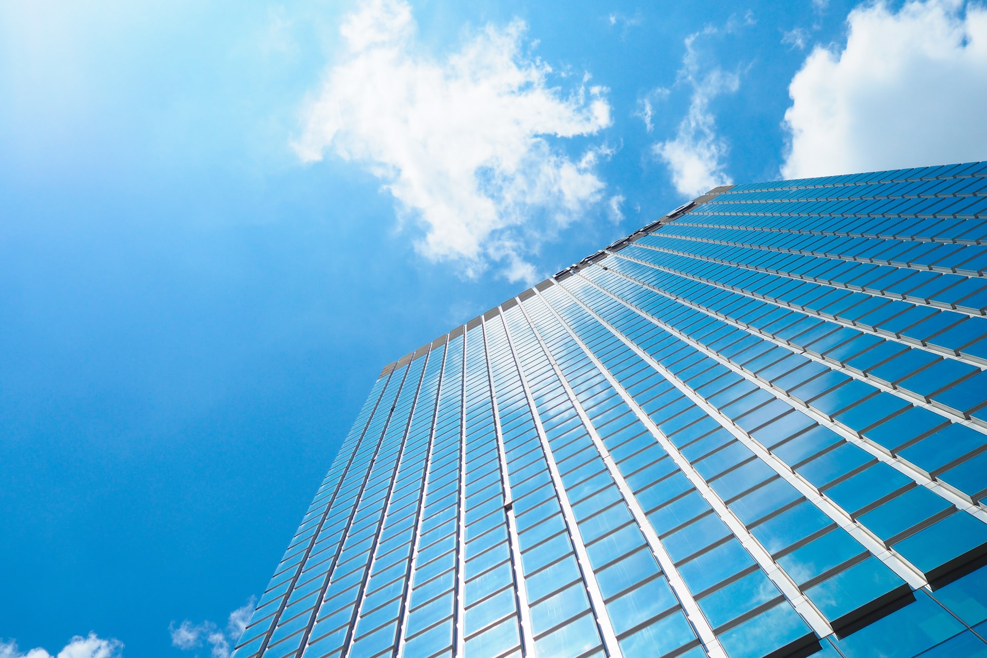 Zonnepanelen huren: de impact op waarde van je vastgoed